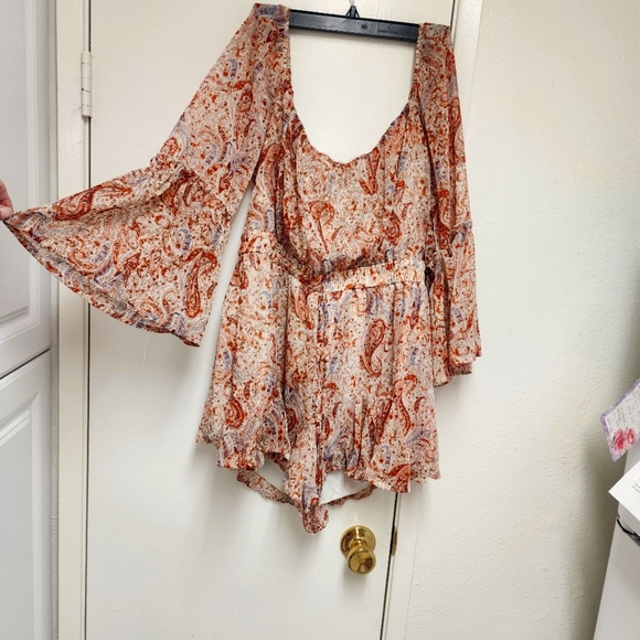 NWT Francesca's Paisley Flair Sleeve Romper - Picture 2 of 5